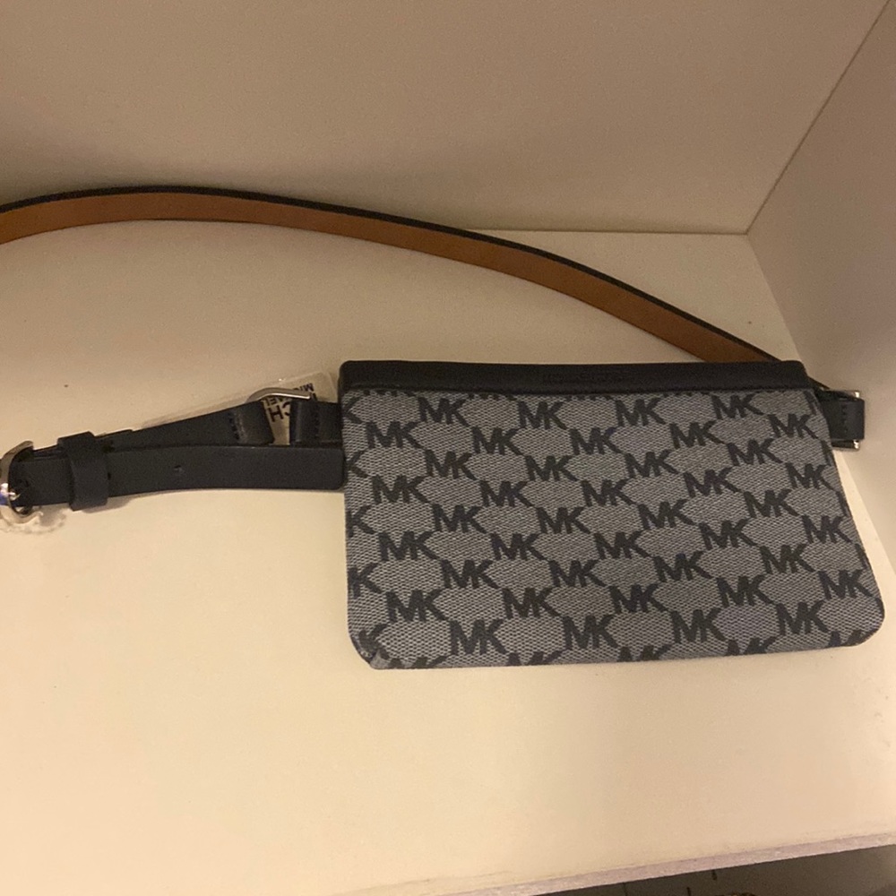 Michael Kors belt wallet- Size M